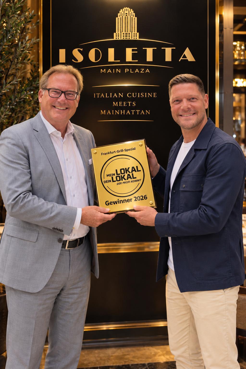 Michael Schramm und Sternekoch Robin Pietsch bei der Siegerübergabe, ISOLETTA Main Plaza