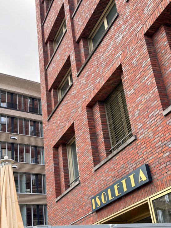 ISOLETTA Main Plaza, Au&szlig;enfassade